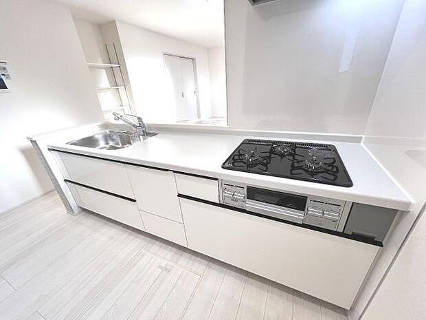 ご家族を見守りながら家事が捗る対面式キッチン。お料理をしながらご家族のサポートも可能です。