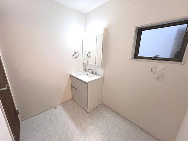 シャワー付き洗面化粧台です。手軽にシャンプーができ、お掃除もしやすいですね。