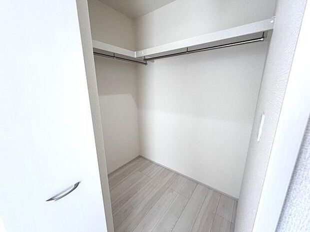 ウォークインクローゼットがあり収納スペースも豊富。季節物もスッキリ片付きそうです。