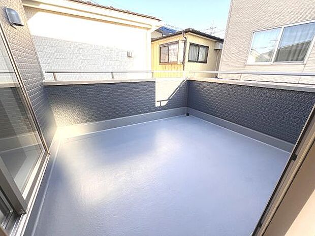 広々バルコニーで布団やレジャーシートなど大きな物も簡単に干すことができお洗濯も楽しくなりそうですね。