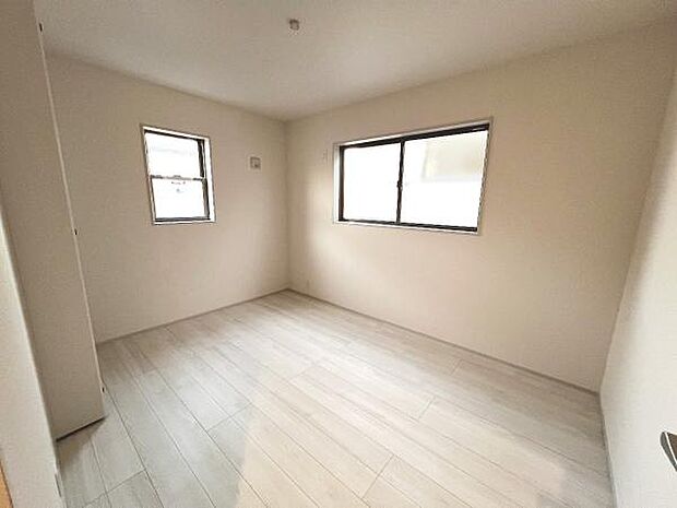 2面採光を確保した室内は、明るく風通しも良く、大変居心地の良い空間となっております。