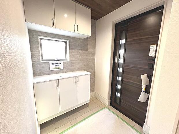 綺麗で明るい玄関でお客様をお迎えいただけます。