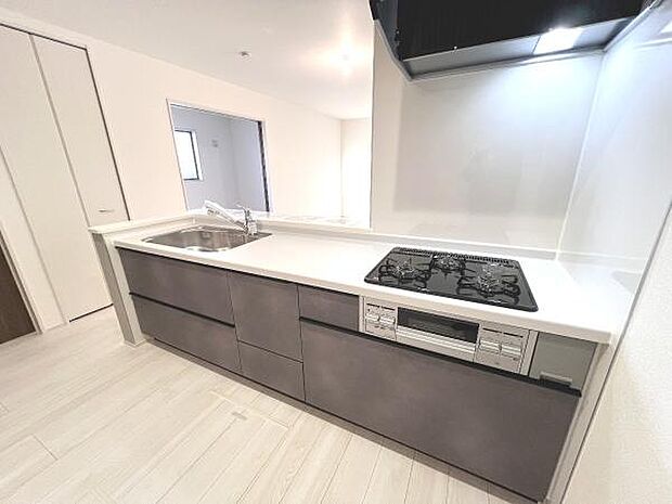 ご家族を見守りながら家事が捗る対面式キッチン。お料理をしながらご家族のサポートも可能です。