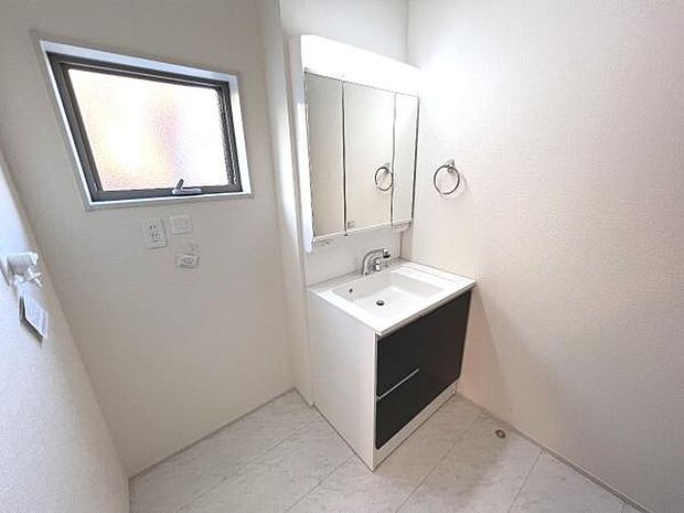 シャワー付き洗面化粧台です。手軽にシャンプーができ、お掃除もしやすいですね。
