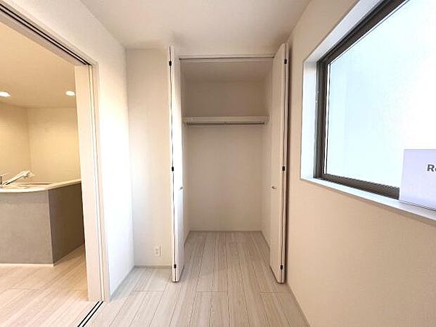 いつでもお部屋をスッキリお使い頂ける収納スペースを設置。