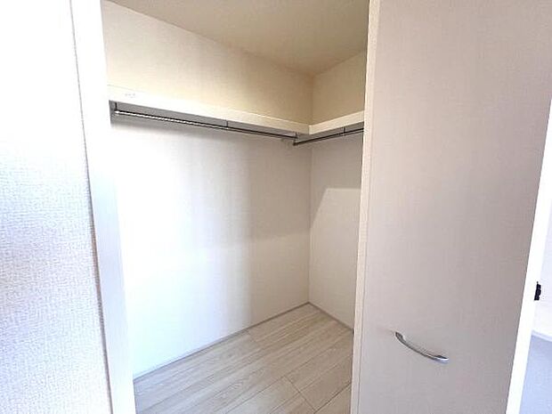 ウォークインクローゼットがあり収納スペースも豊富。季節物もスッキリ片付きそうです。