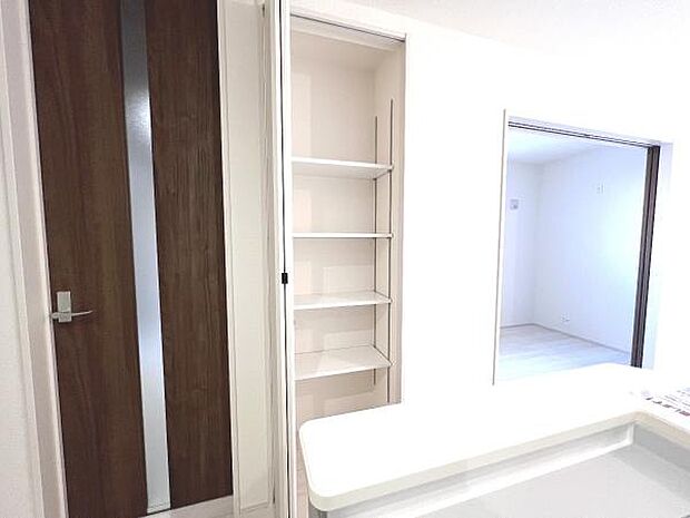 いつでもお部屋をスッキリお使い頂ける収納スペースを設置。