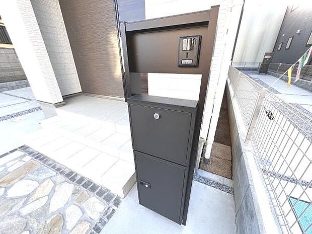 TVドアホンとポストが付いた門柱です。