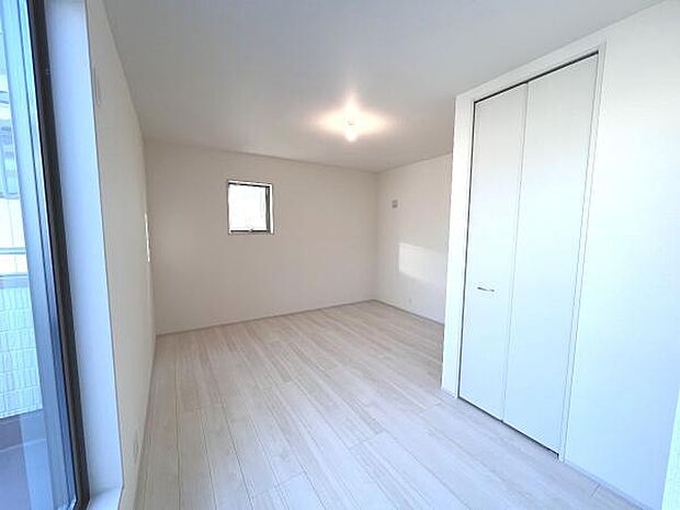 洋室は、風通しが良く明るく快適な空間です。ゆったりと読書など、趣味にも没頭できプライベート時間もお寛ぎ頂けそうです。