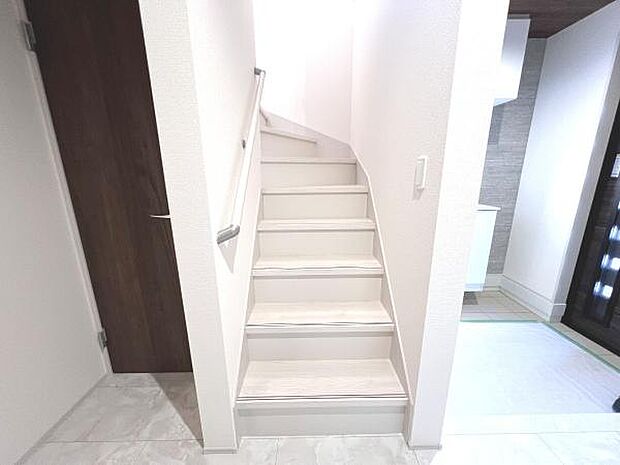 手すり付きの階段です。