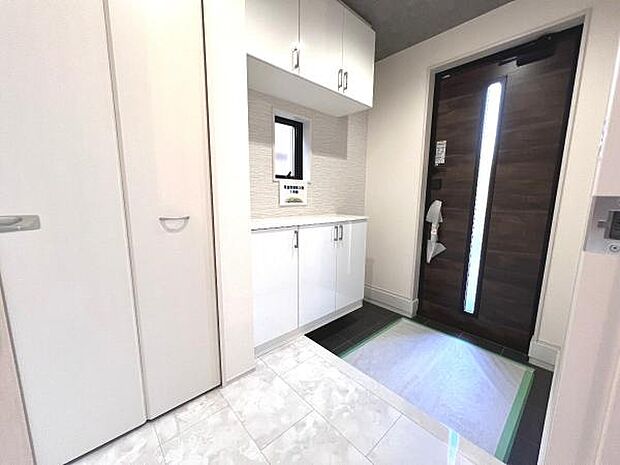 綺麗で明るい玄関でお客様をお迎えいただけます。