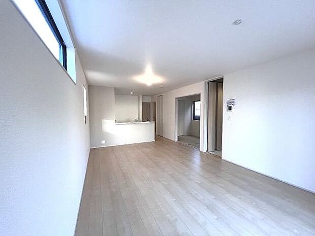 家族とゆったり時間を過ごせるリビングダイニング。