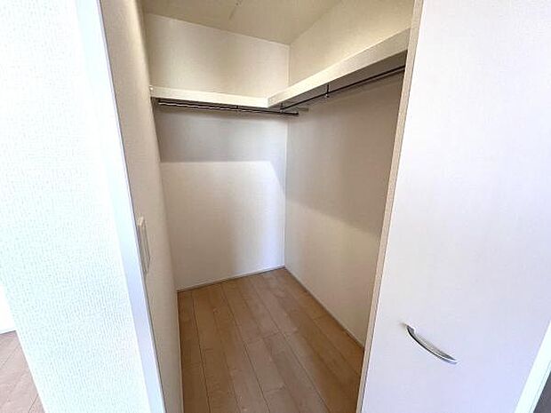 ウォークインクローゼットがあり収納スペースも豊富。季節物もスッキリ片付きそうです。