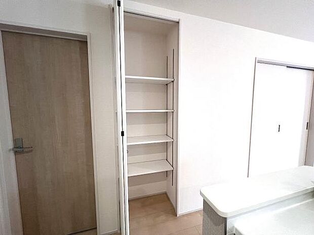 キッチン横のパントリーです。