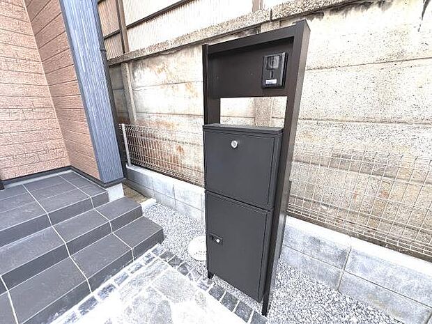 TVドアホンとポストが付いた門柱です。