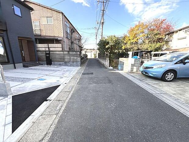 前面道路を含めた現地写真です。