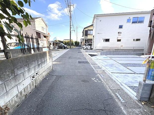 前面道路を含めた現地写真です。ぜひ周辺環境も併せてご覧ください。