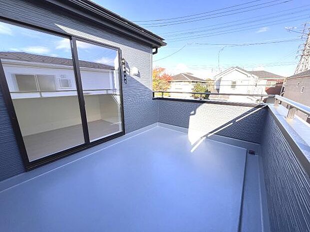広々バルコニーで布団やレジャーシートなど大きな物も簡単に干すことができお洗濯も楽しくなりそうですね。