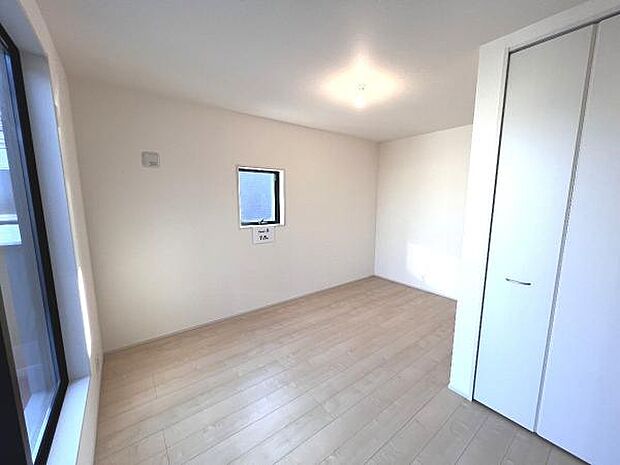 木の温もりが優しいフローリングの収納スペース付き洋室です。