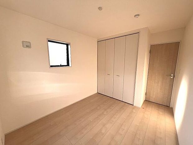 洋室は、風通しが良く明るく快適な空間です。ゆったりと読書など、趣味にも没頭できプライベート時間もお寛ぎ頂けそうです。