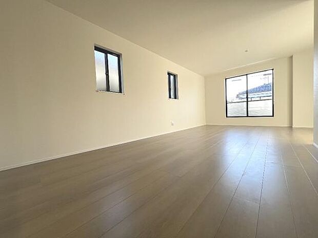 家族とゆったり時間を過ごせるリビングダイニング。