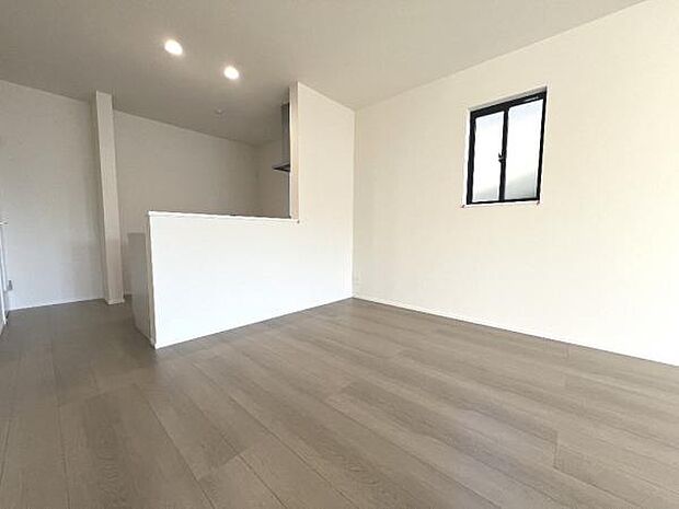 お食事中もキッチンと会話が楽しめるダイニングスペース。