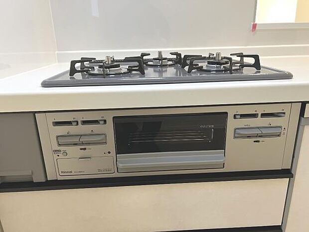 作業スペースが広く家事動線をゆったりと確保できるキッチンです。