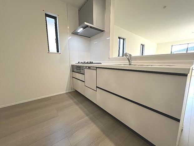 リビングが見渡せ、料理中も会話が弾む対面式キッチンです。