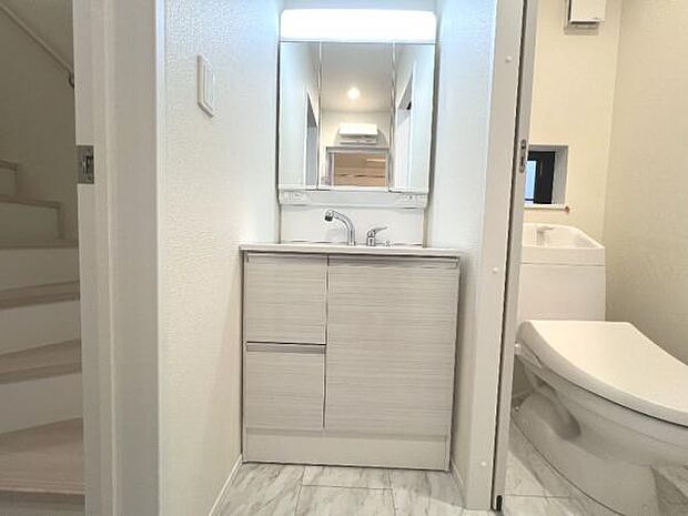 洗面化粧台です。朝の身支度から1日が始まります。