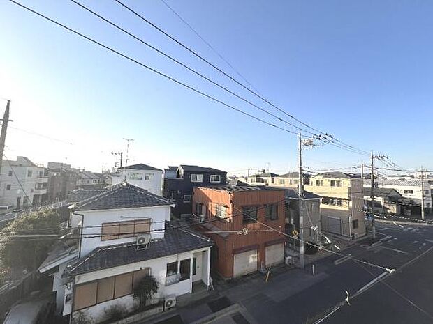 バルコニーからの眺望です。明るい陽射しを浴びながらゆったりと過ごすのも良いですね。