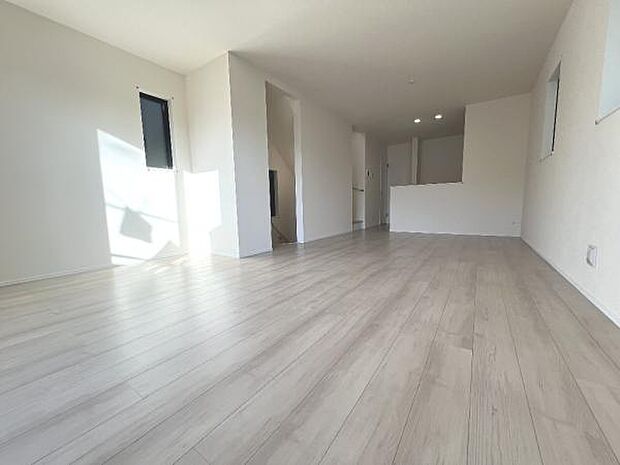 リビングダイニングになります。ご家族そろっての素敵な空間になりそうですね。