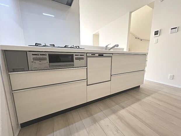 リビングが見渡せ、料理中も会話が弾む対面式キッチンです。