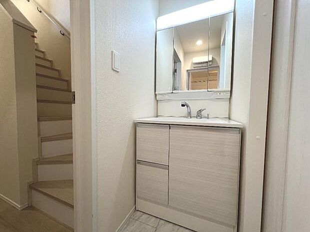 洗面化粧台です。朝の身支度から1日が始まります。