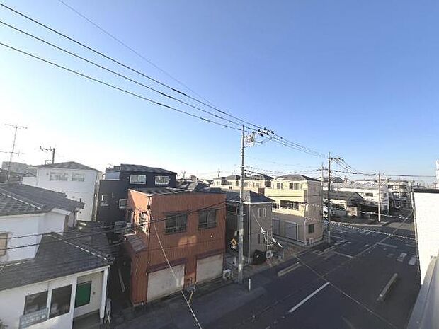 バルコニーからの眺望です。明るい陽射しを浴びながらゆったりと過ごすのも良いですね。