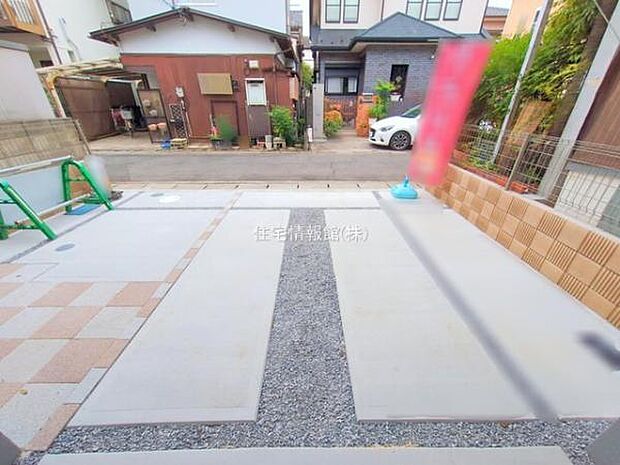 前面道路を含めた現地写真です。