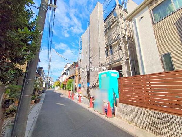 前面道路を含めた現地写真です。