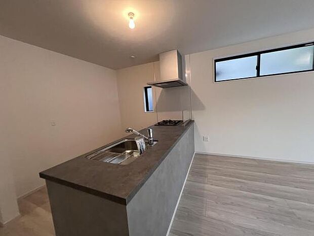 家族団らんの場所としてゆったりと居心地の良いリビングです明るい日差しが入る風通しの良いリビングですご