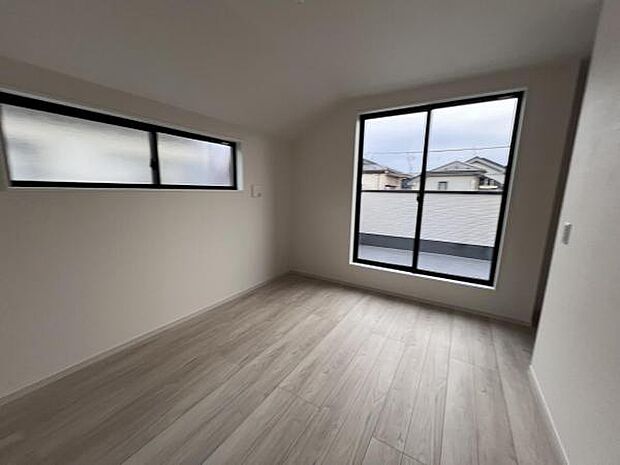 寝室にもご利用いただける居室スペースです明るい広々とした主寝室でご家族ゆっくりお休みになれま