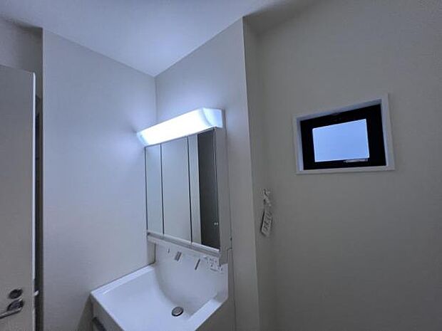 脱衣所は小さなお子様がいるご家庭にも重宝されます。快適で清潔感がある脱衣スペースです。