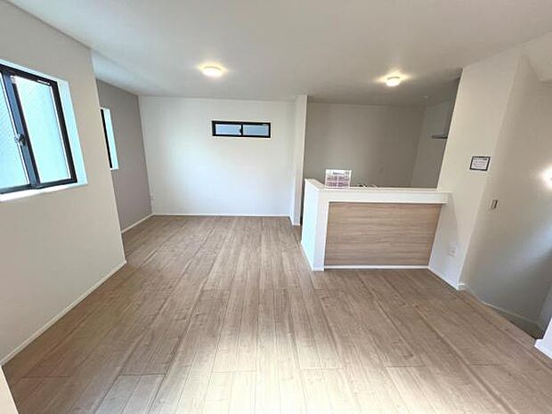 お食事中もキッチンと会話が楽しめるダイニングスペース。