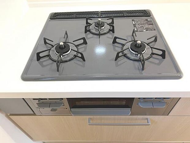 作業スペースが広く家事動線をゆったりと確保できるキッチンです。