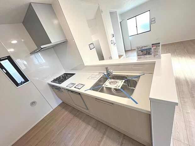 リビングが見渡せ、料理中も会話が弾む対面式キッチンです。