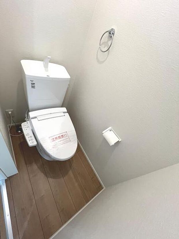 シャワー洗浄機能付のトイレは、清潔感が印象的な空間ですね。