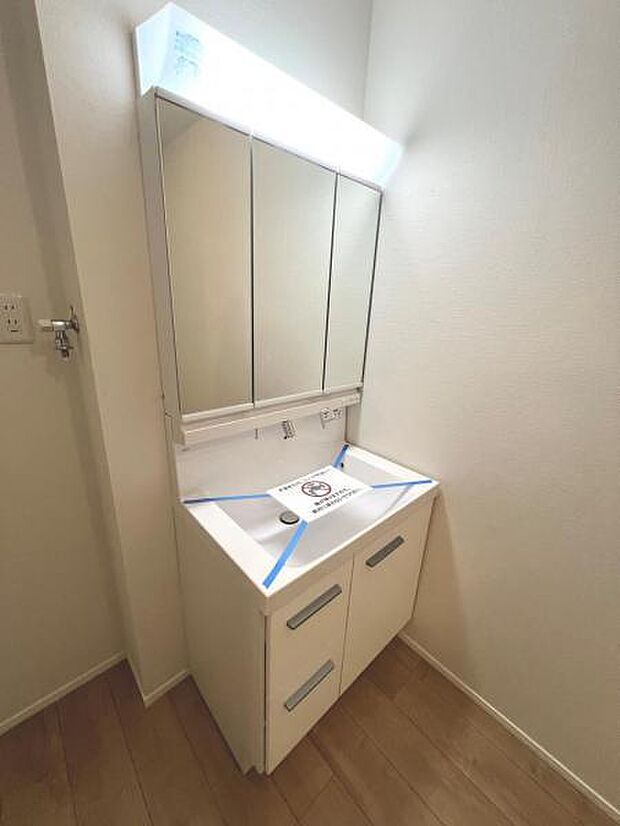 洗面化粧台です。朝の身支度から1日が始まります。