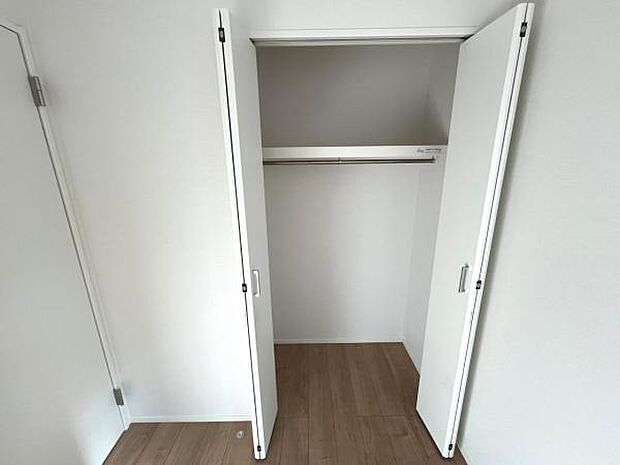 中の物を確認しやすく、取り出しやすい収納スペース。お部屋を広々とお使いいただけます。