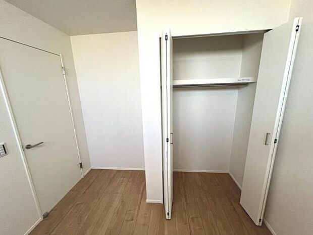 いつでもお部屋をスッキリお使い頂ける収納スペースを設置。