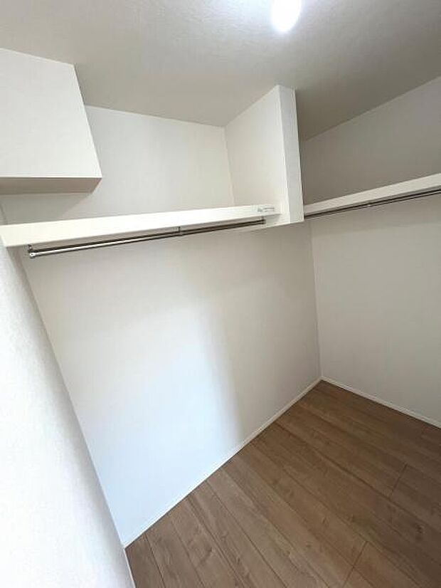 ウォークインクローゼットがあり収納スペースも豊富。季節物もスッキリ片付きそうです。