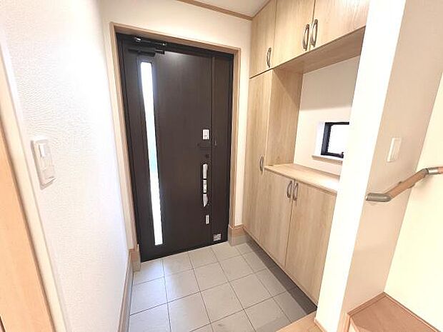 綺麗で明るい玄関でお客様をお迎えいただけます。
