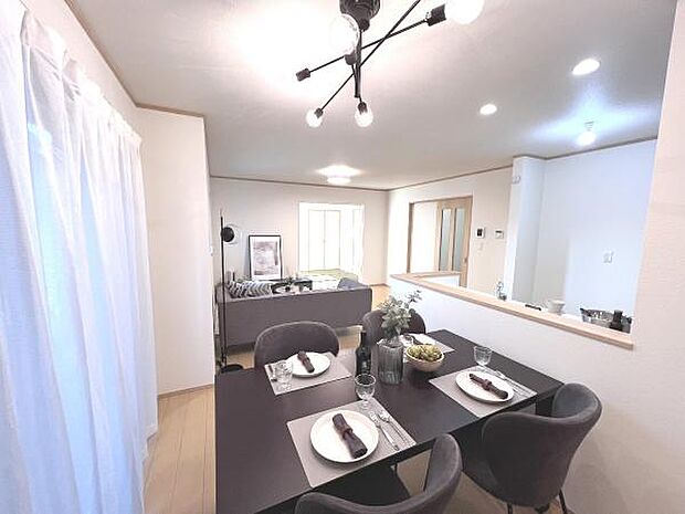 家族とゆったり時間を過ごせるリビングダイニング。