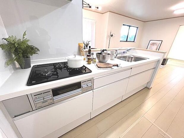 ご家族を見守りながら家事が捗る対面式キッチン。お料理をしながらご家族のサポートも可能です。